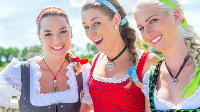 Dirndl sitzt perfekt am Ausschnit