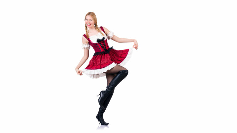 Dirndl kombiniert mit schwarzer Strumpfhose
