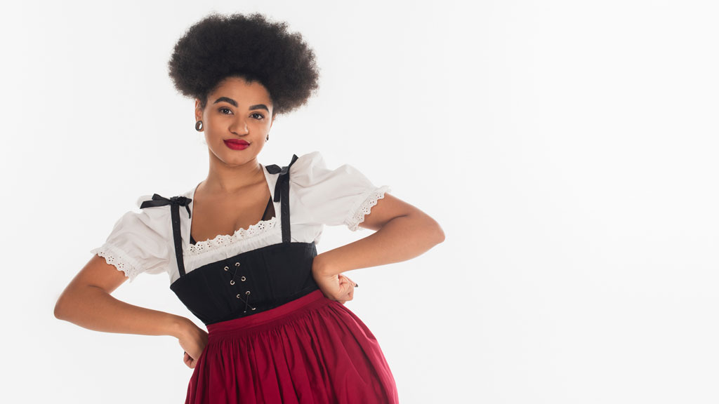 Schwarzes Dirndl mit roter Schürze kombiniert