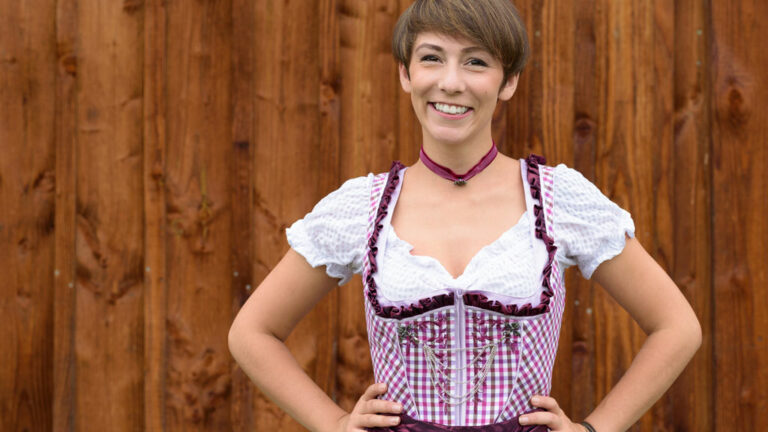 Dame im Samtdirndl