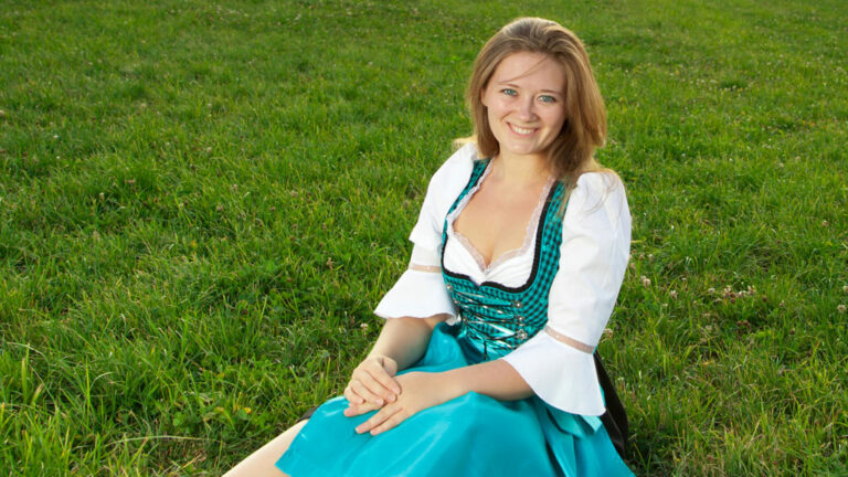 Junge Dame im Dirndl