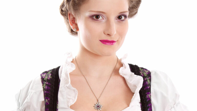 Junge Dame im Dirndl