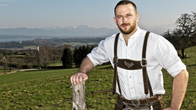 Mann mit gut sitzender Lederhose