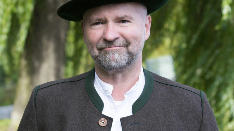 Mann im Trachtenjanker