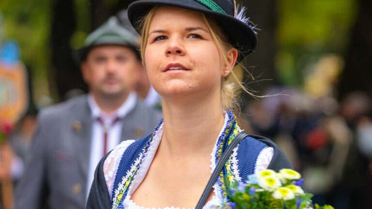 Dame mit Trachtenoberteil