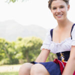 Mädchen im Dirndl ohne Strumpfhose