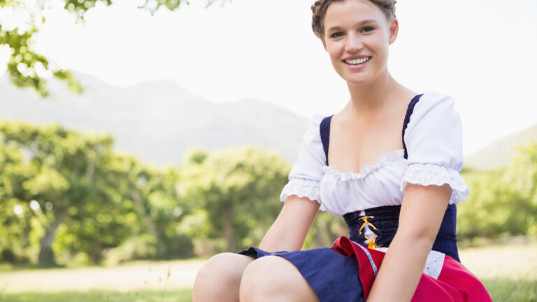 Mädchen im Dirndl ohne Strumpfhose