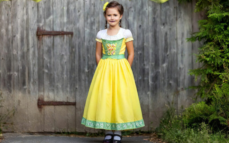 Mädchen im gelben Dirndl