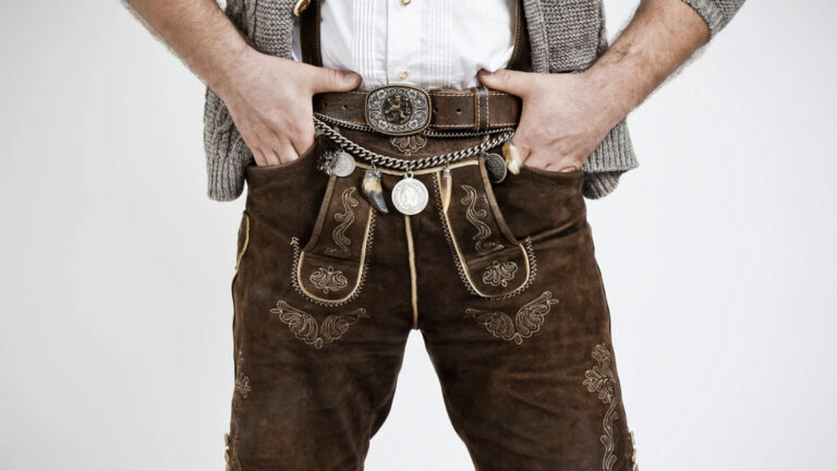 Mann in Lederhose und weißem Hemd