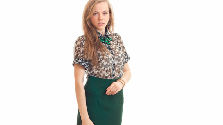 Junge Dame im grünen Trachtenrock