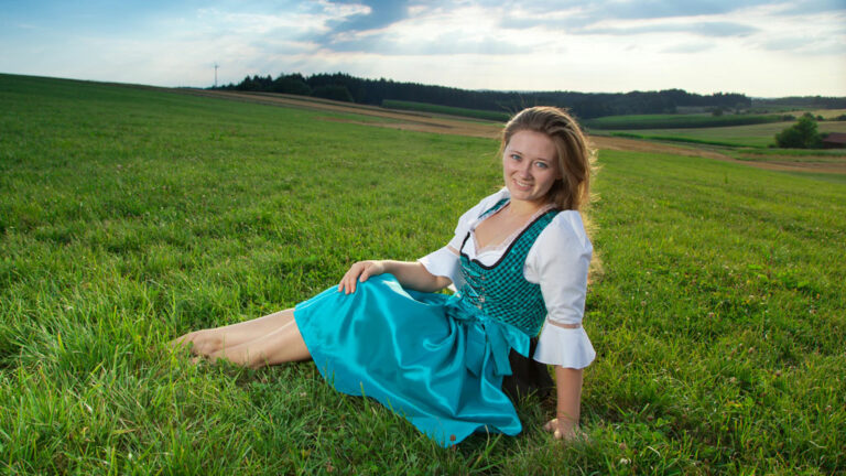 Dirndl mit Schleife
