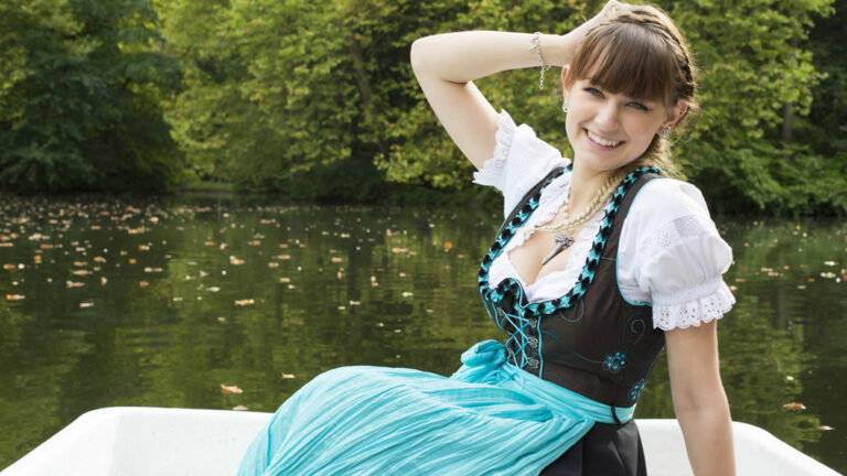 Dirndl mit schöner Schleife