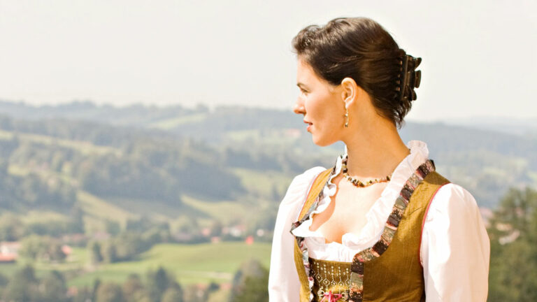 Frau im Dirndl mit schöner Frisur