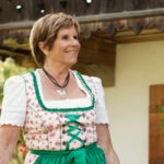 Im Dirndl mit kurzen Haaren