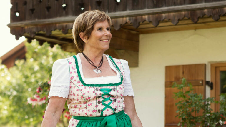 Im Dirndl mit kurzen Haaren