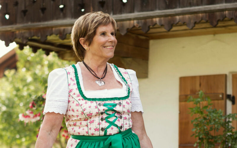 Im Dirndl mit kurzen Haaren